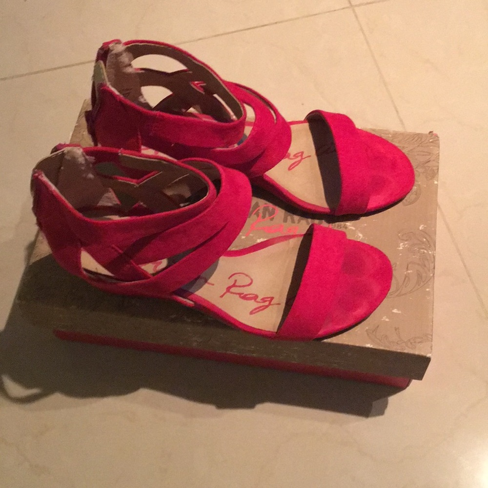 2.5 inch wedge heel American Rag sandals size 6